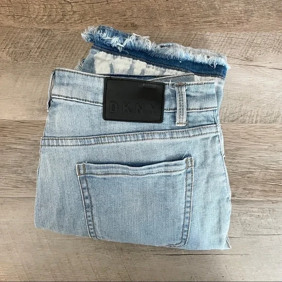 🌺 DKNY Light Wash Cropped Raw Hem Tie Dip Dye Mid Rise Jeans Size 26 - Picture 4 of 11